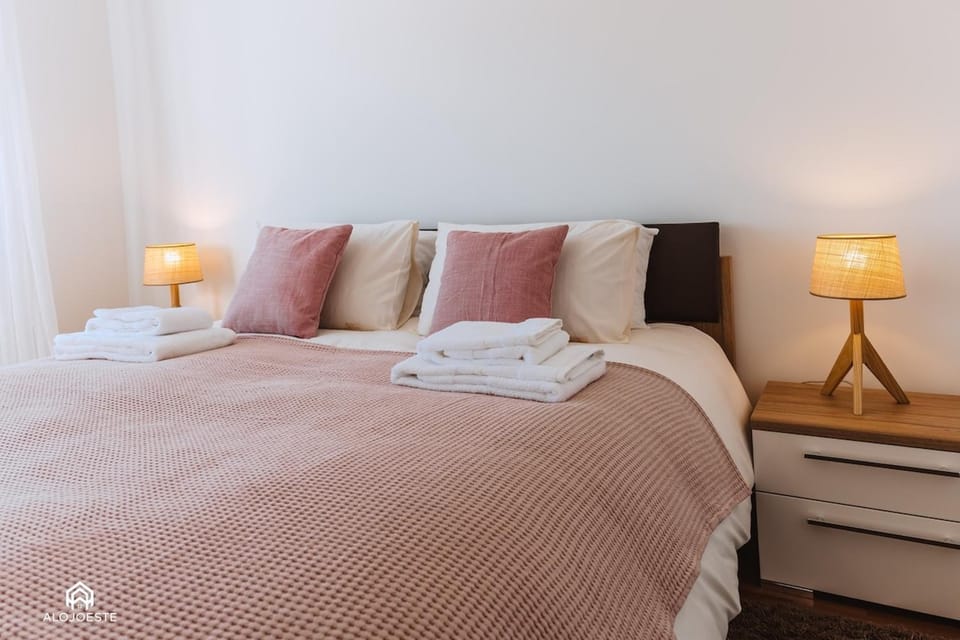 Casa do Pátio - 3 Bedrooms, Ponte Rol Villa in Lisbon District