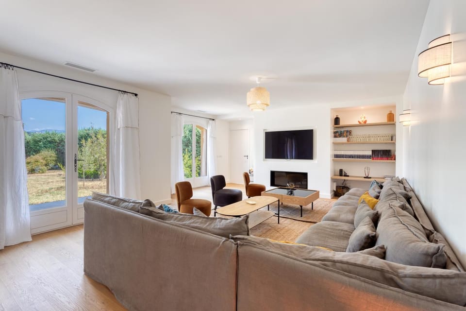 Communal lounge/ TV room, TV and multimedia, Living room, Evening entertainment