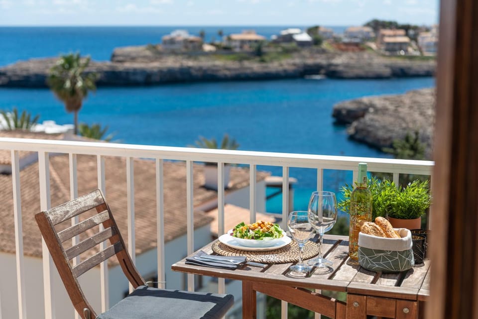 Day, Natural landscape, View (from property/room), Balcony/Terrace, Dining area, Food, Sea view