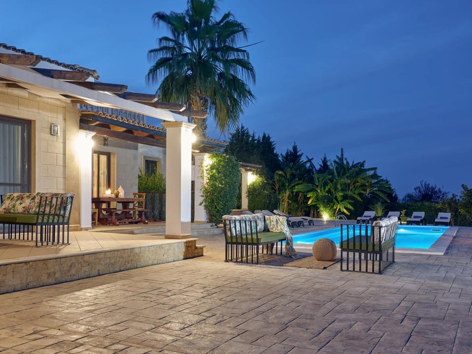 Property building, Garden, Swimming pool