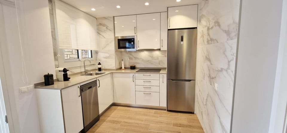 Kitchen or kitchenette, dishwasher, minibar, stove
