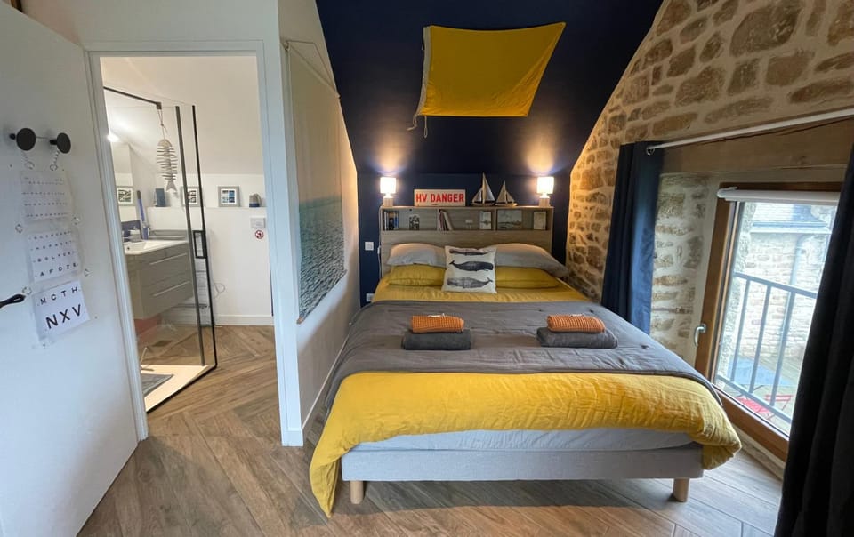 Bed, Bathroom, Photo of the whole room, Bedroom, towels