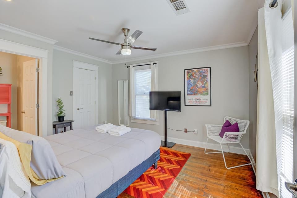 Bed, TV and multimedia, Photo of the whole room, Bedroom, towels