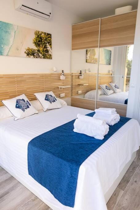 Enjoy La Carihuela Beach at 4 Min.Terrace & Pool. Apartment in Torremolinos