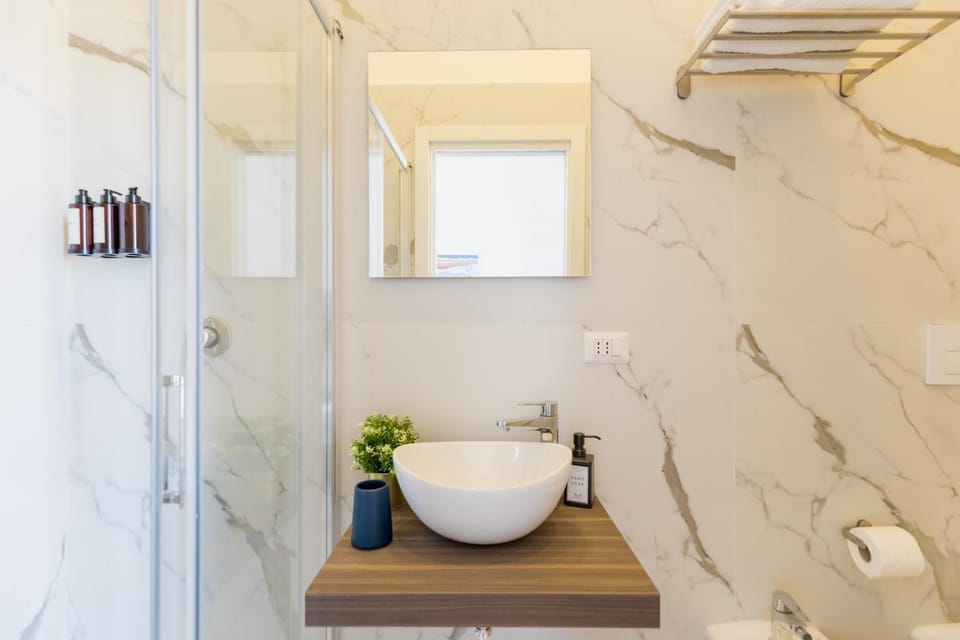 Shower, Toilet, Bathroom, towels