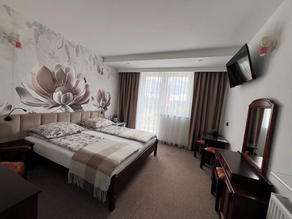 Bed, TV and multimedia, Photo of the whole room, Seating area, Evening entertainment, Bedroom