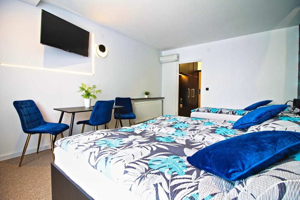 Bed, TV and multimedia, Photo of the whole room, Seating area, Bedroom