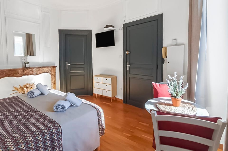 Bed, TV and multimedia, Bedroom, towels