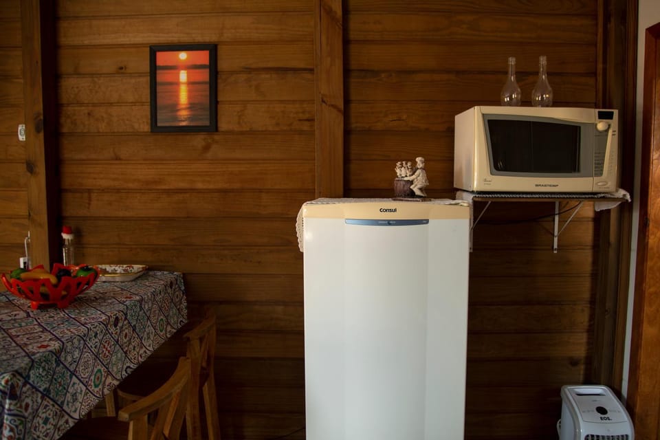 Kitchen or kitchenette, minibar
