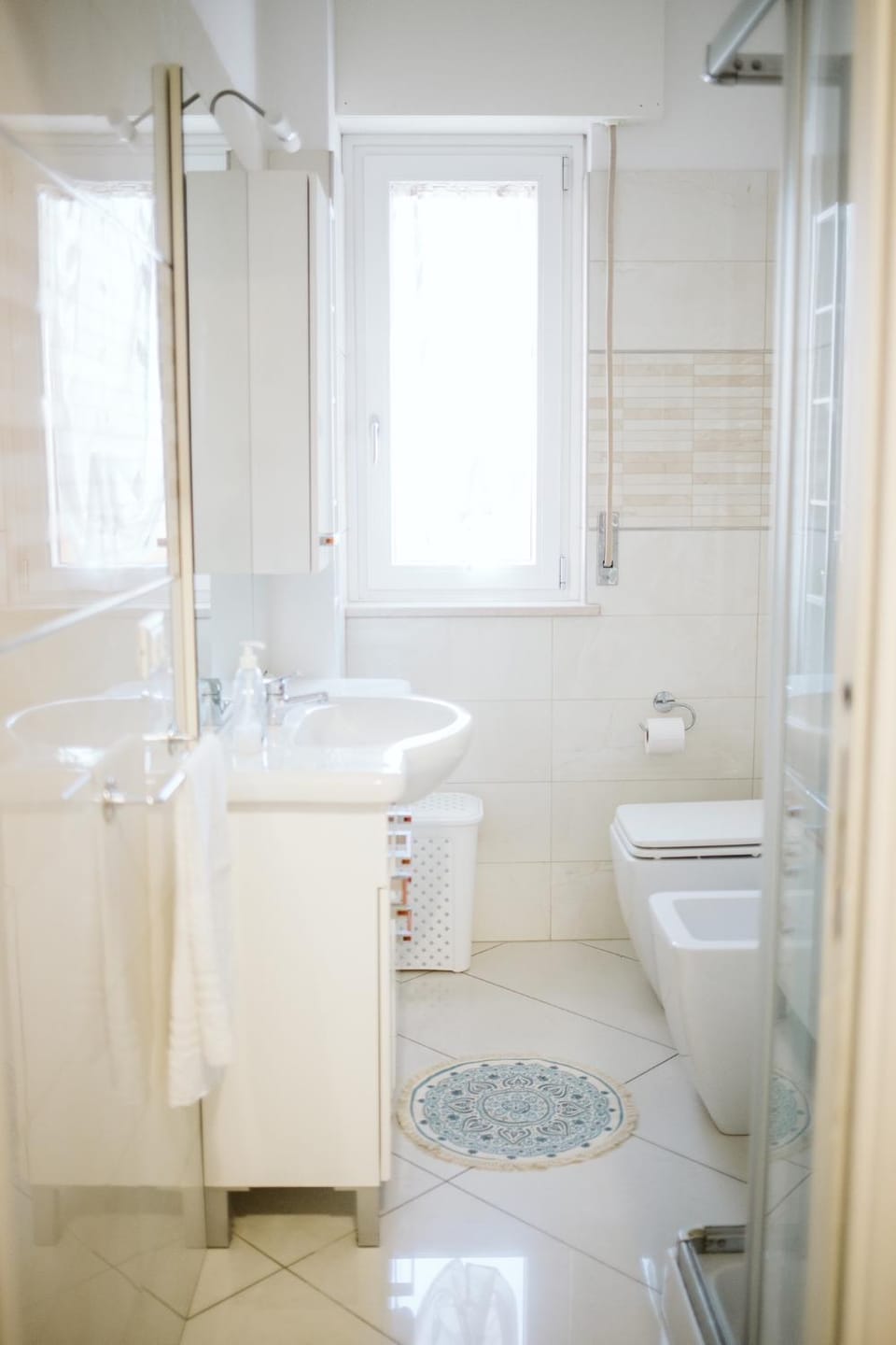 Shower, Toilet, Bathroom, bidet, towels