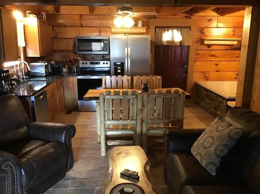 Coffee/tea facilities, Kitchen or kitchenette, Living room, Seating area, Dining area, minibar, pet friendly, stove, toaster