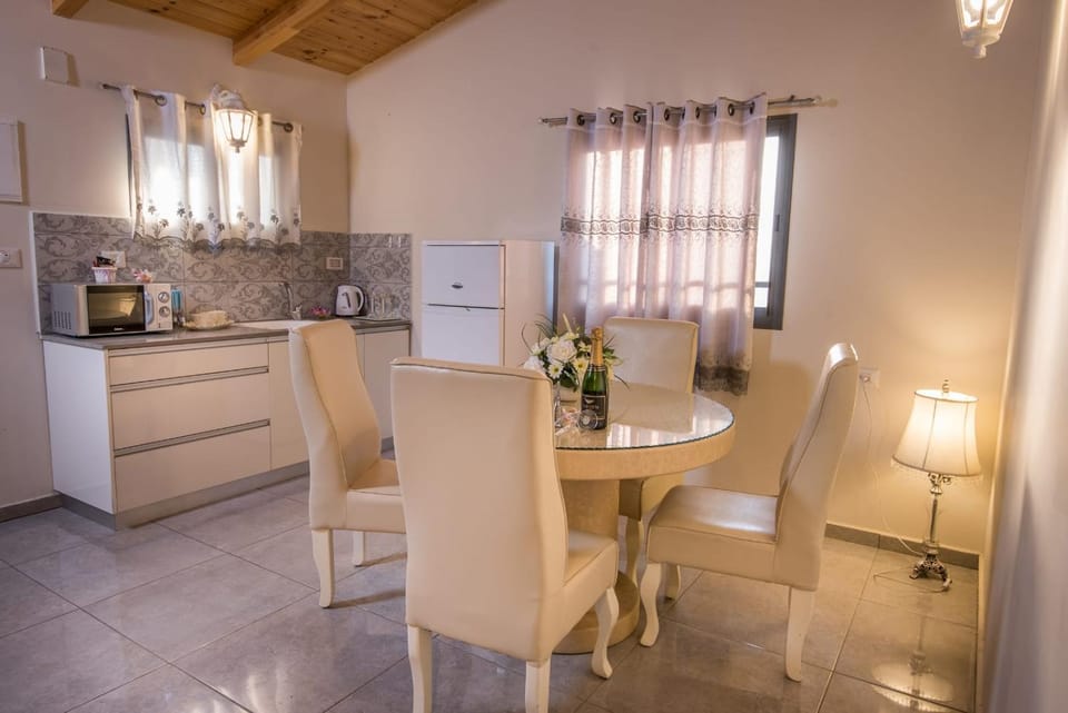 Kitchen or kitchenette, Seating area, Dining area, oven, pet friendly, stove