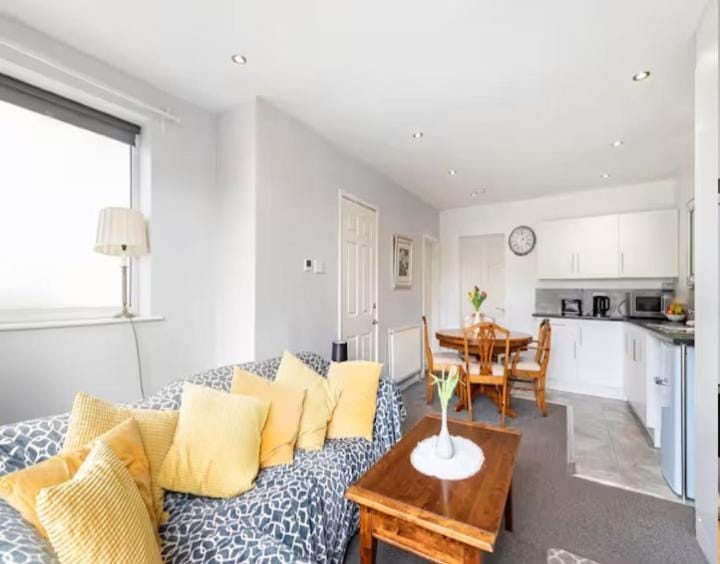 Kitchen or kitchenette, Seating area, Dining area