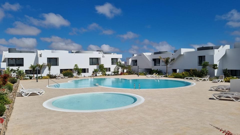 Swimming pool, sunbed