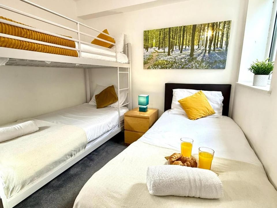 Bed, Photo of the whole room, Bedroom, bunk bed, towels