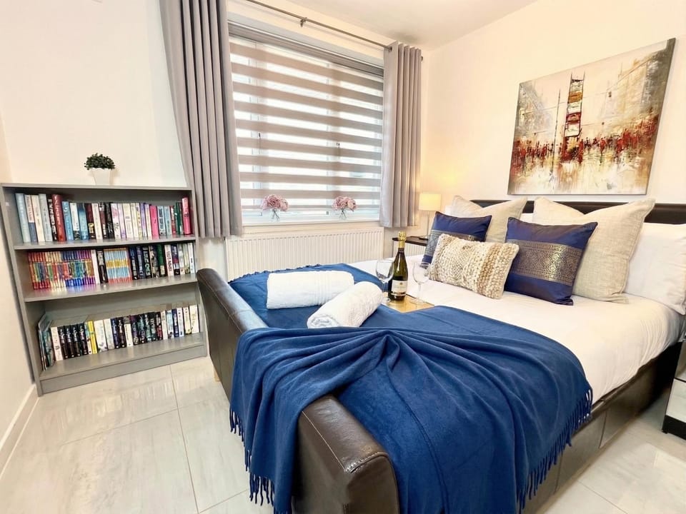 Bed, Library, Photo of the whole room, Bedroom