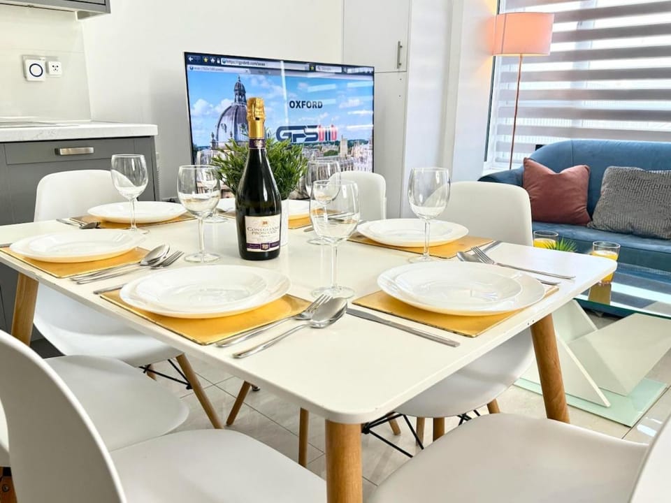 Communal lounge/ TV room, TV and multimedia, Living room, Seating area, Dining area, Evening entertainment