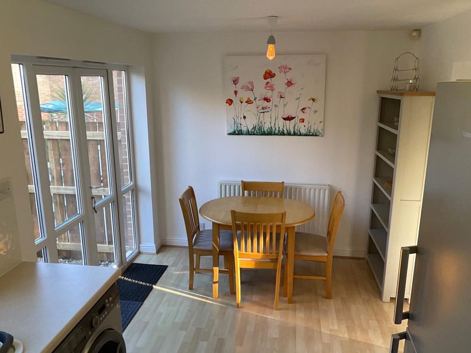 Kitchen or kitchenette, Seating area, Dining area