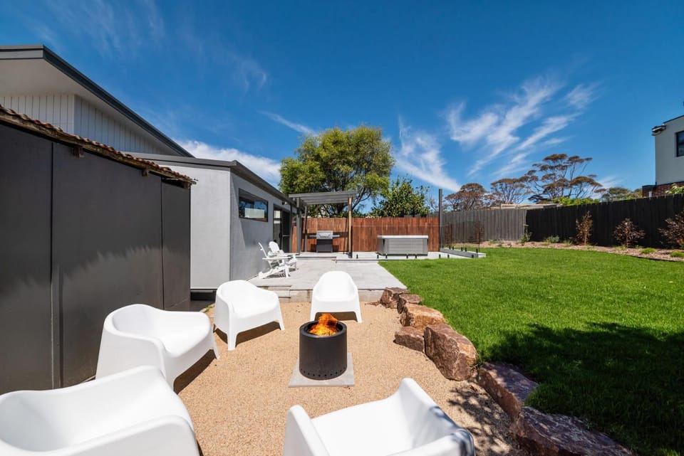 Kennington Beach Getaway with Spa House in Rosebud