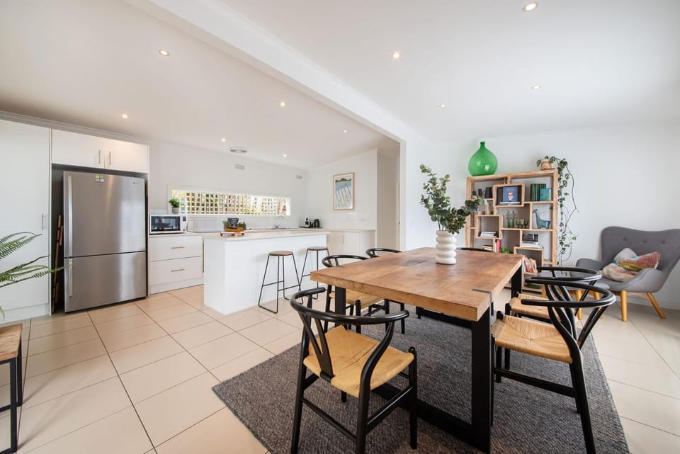 Kitchen or kitchenette, Seating area, Dining area
