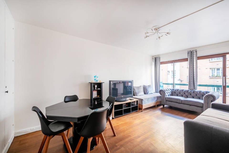 TV and multimedia, Seating area, Dining area