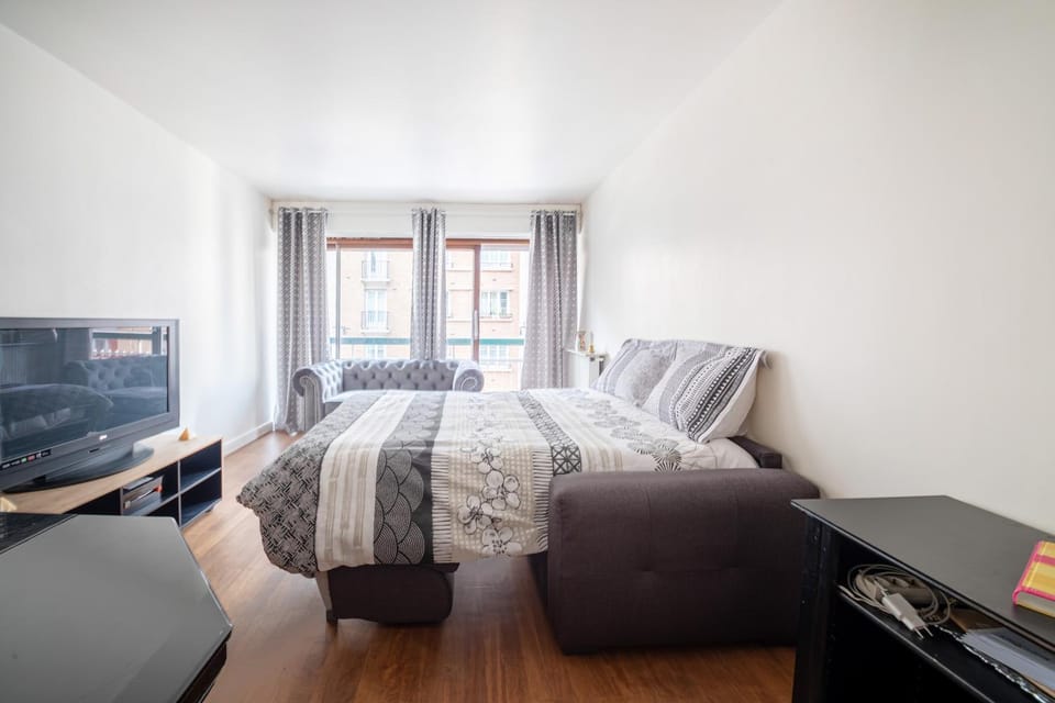 Bed, Living room
