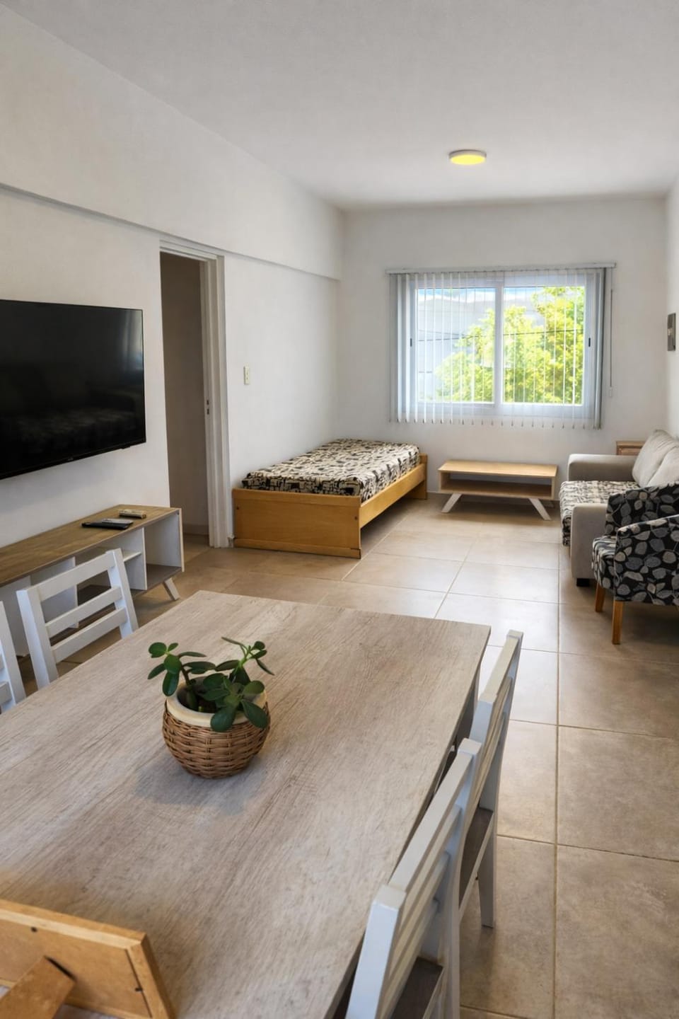 Communal lounge/ TV room, Bed, TV and multimedia, Living room, Photo of the whole room, Seating area, Dining area, Evening entertainment, air conditioner