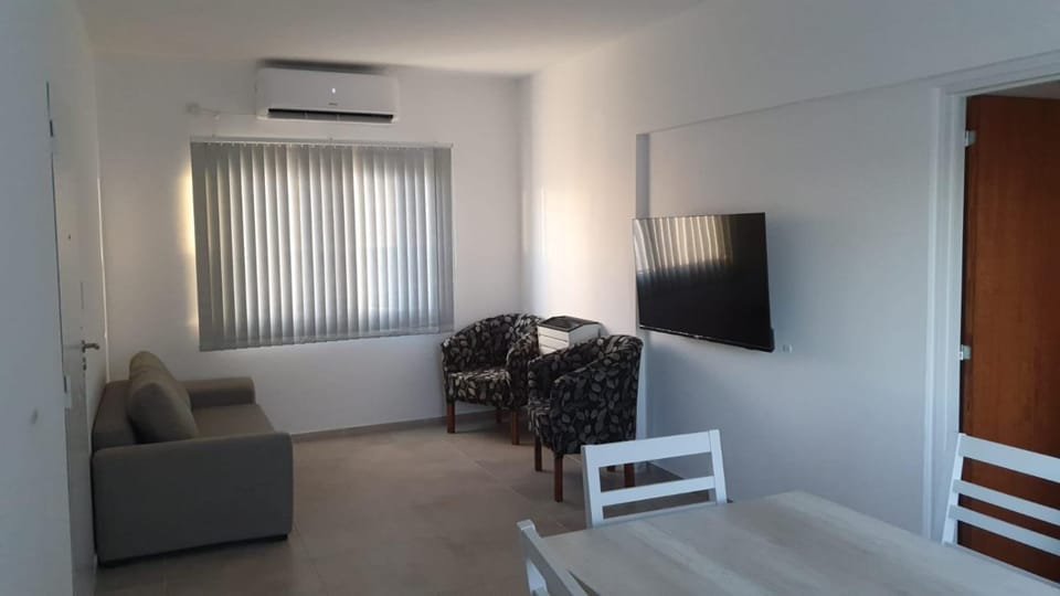 Communal lounge/ TV room, TV and multimedia, Living room, Photo of the whole room, Seating area, Dining area, Evening entertainment