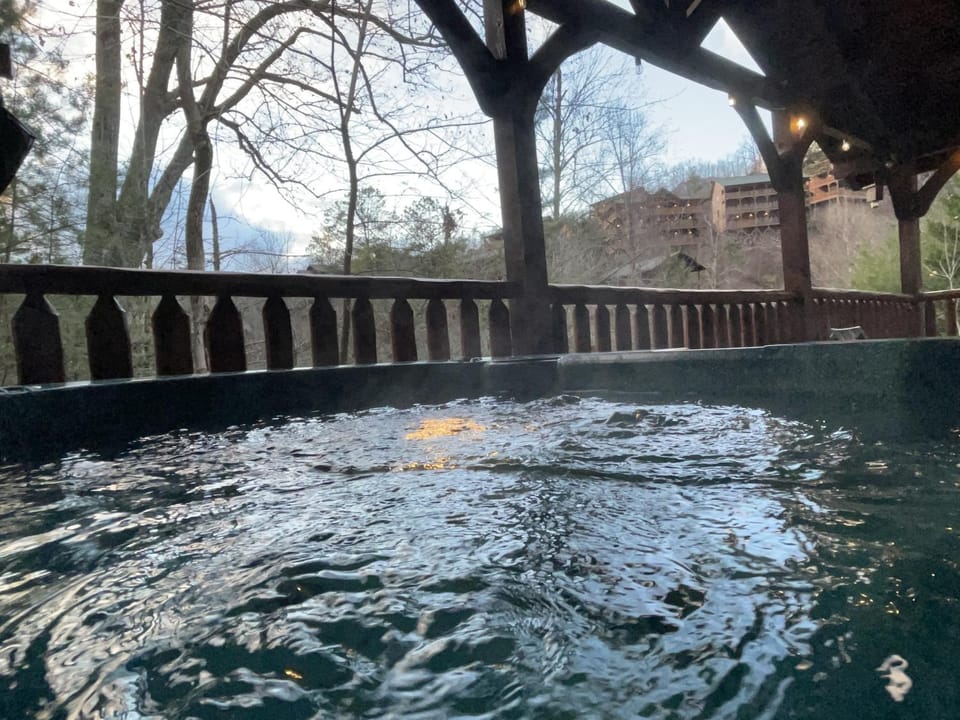 Spacious Resort Log Cabin, Easy Drive, Hot Tub, Arcade Gameroom, Mountain Vibe Cabin in Gatlinburg