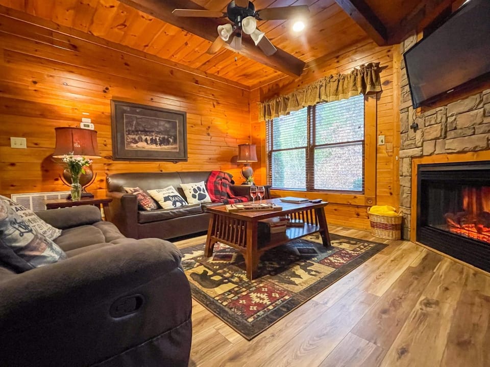Spacious Resort Log Cabin, Easy Drive, Hot Tub, Arcade Gameroom, Mountain Vibe Cabin in Gatlinburg