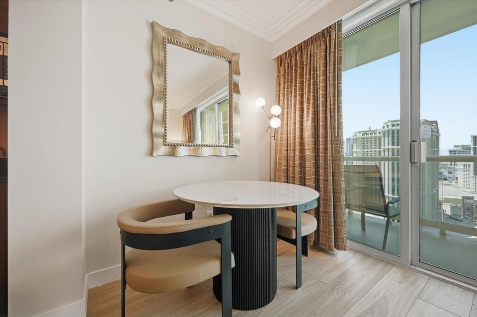 Seating area, Dining area