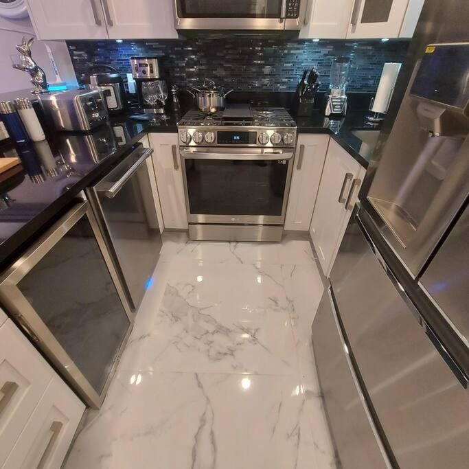 Kitchen or kitchenette, dishwasher, minibar, oven, stove, toaster