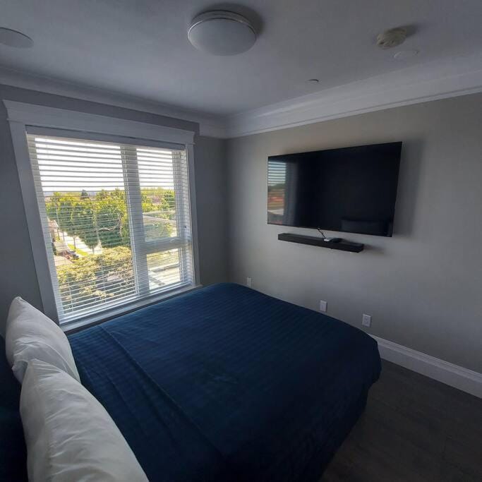 Bed, TV and multimedia, Evening entertainment, Bedroom