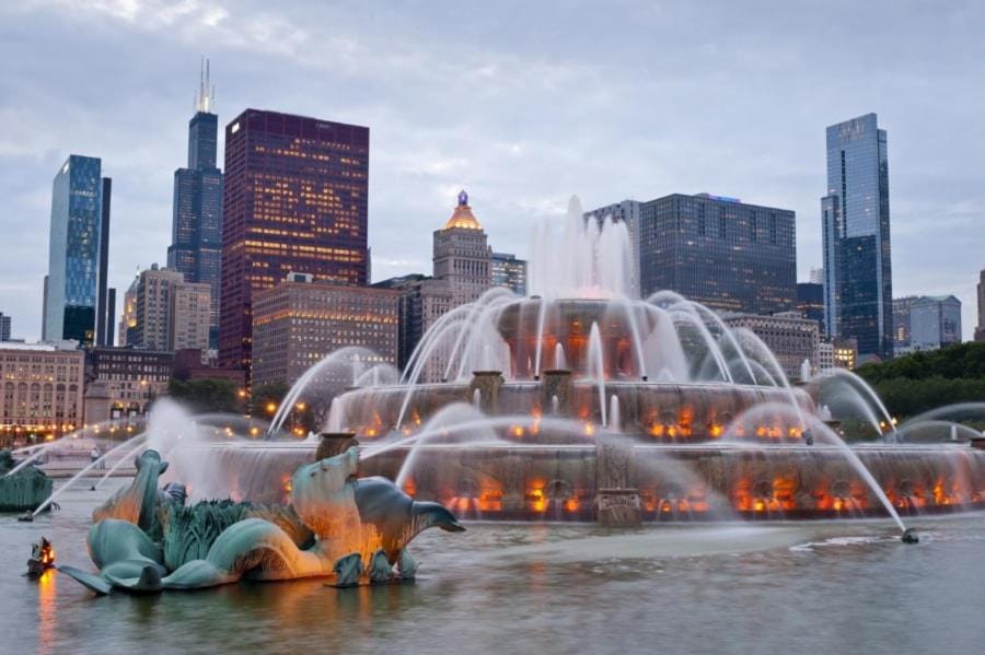 McCormick Place Beautiful Studio Suite with Optional Parking and Gym Access Sleeps 4 Near Soldier Field and Downtown Chicago Apartment in South Loop