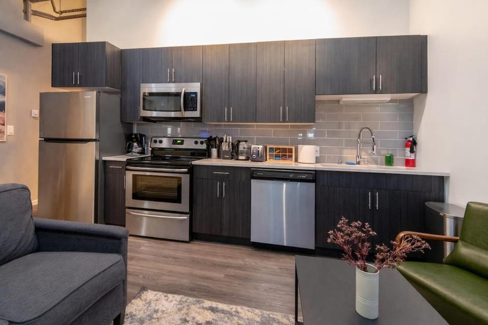 McCormick Place Beautiful Studio Suite with Optional Parking and Gym Access Sleeps 4 Near Soldier Field and Downtown Chicago Apartment in South Loop