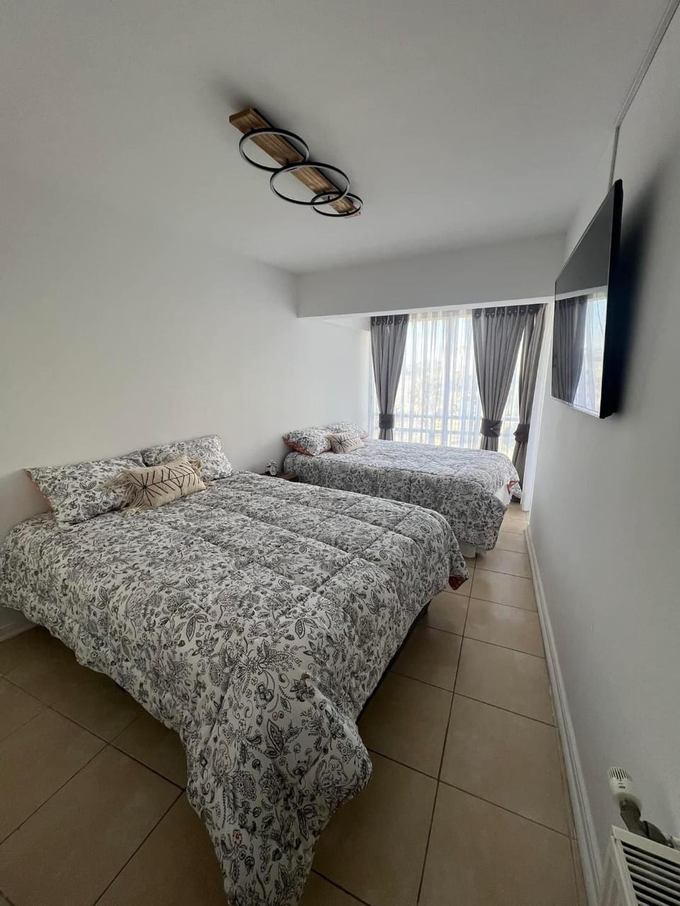 Bed, TV and multimedia, Photo of the whole room, Bedroom