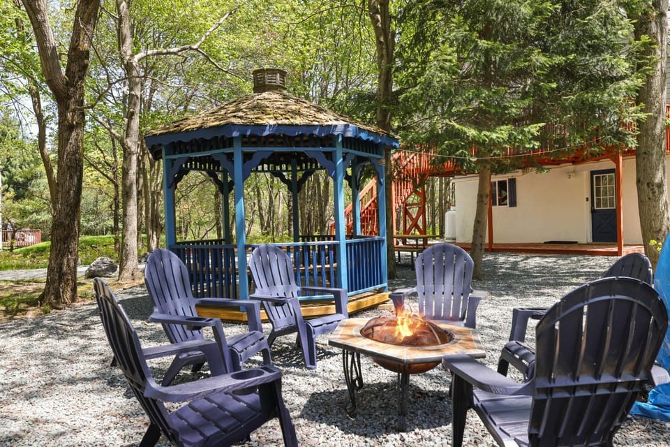 Camp Cedar:7 miles to Camelback, 5 to Kalahari! House in Pocono Mountains