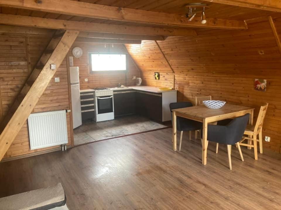 Kitchen or kitchenette, Dining area, minibar, pet friendly