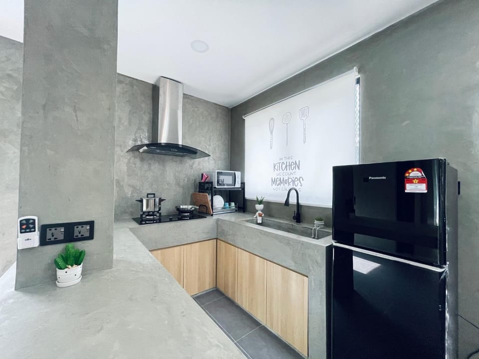 Kitchen or kitchenette, minibar