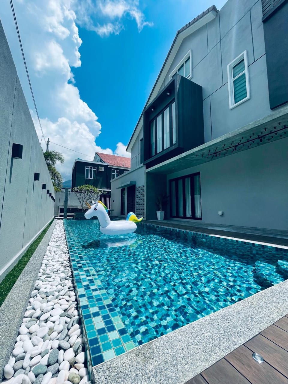 Property building, Day, Pool view, Swimming pool