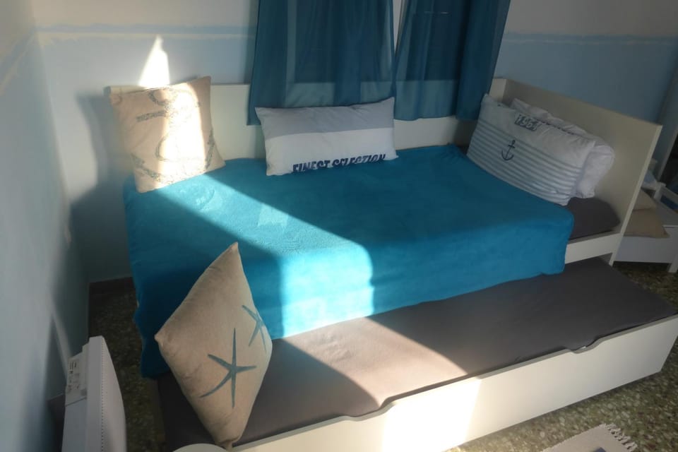 Bed, Living room, Photo of the whole room, Seating area