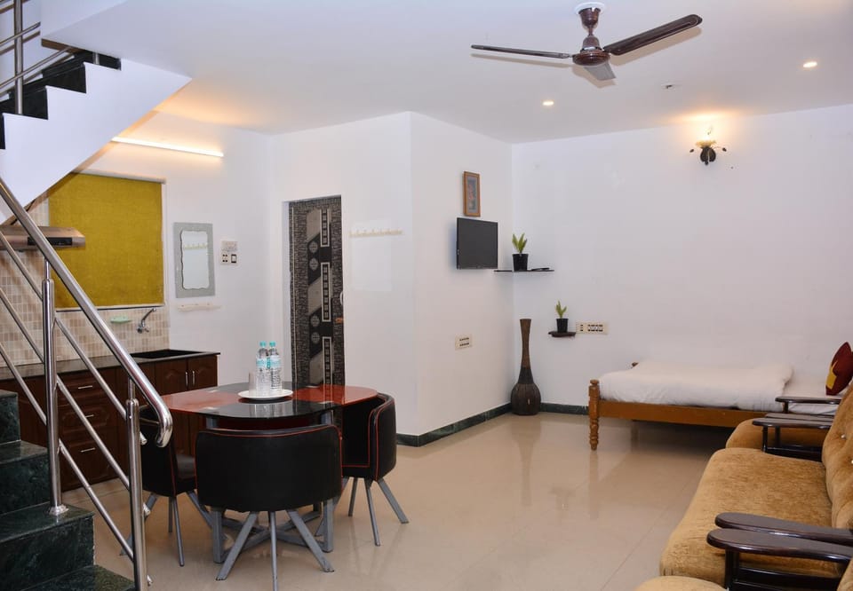 Living room, Photo of the whole room, Seating area, Dining area, Bedroom