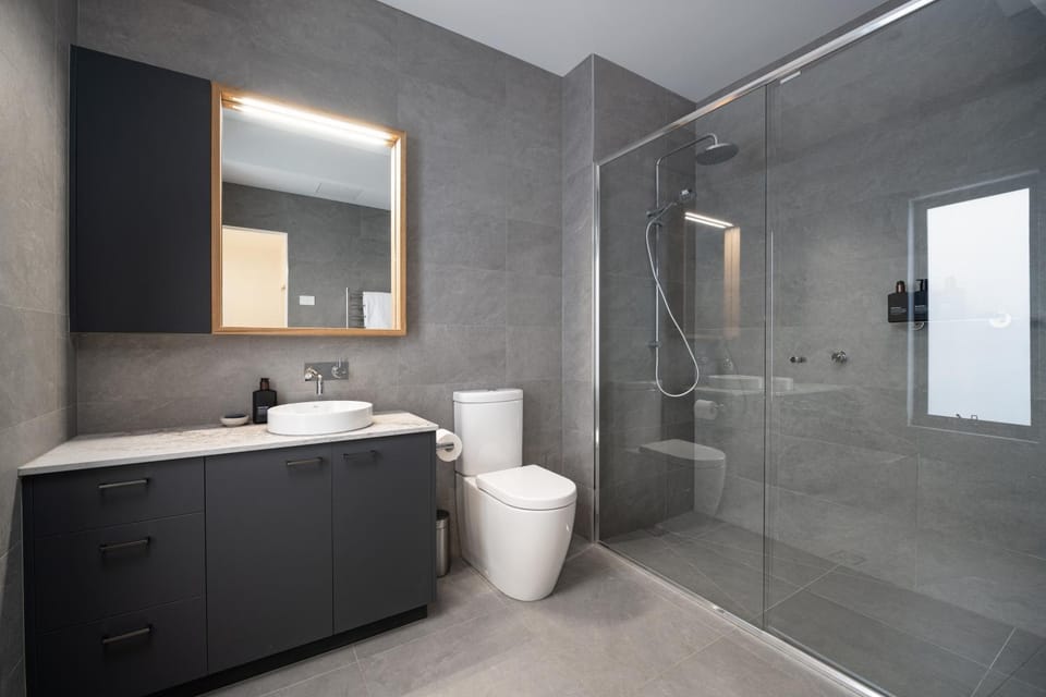 Shower, Toilet, Bathroom, towels