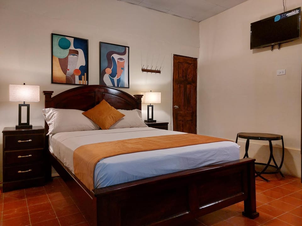 Bed, TV and multimedia, Photo of the whole room, Bedroom