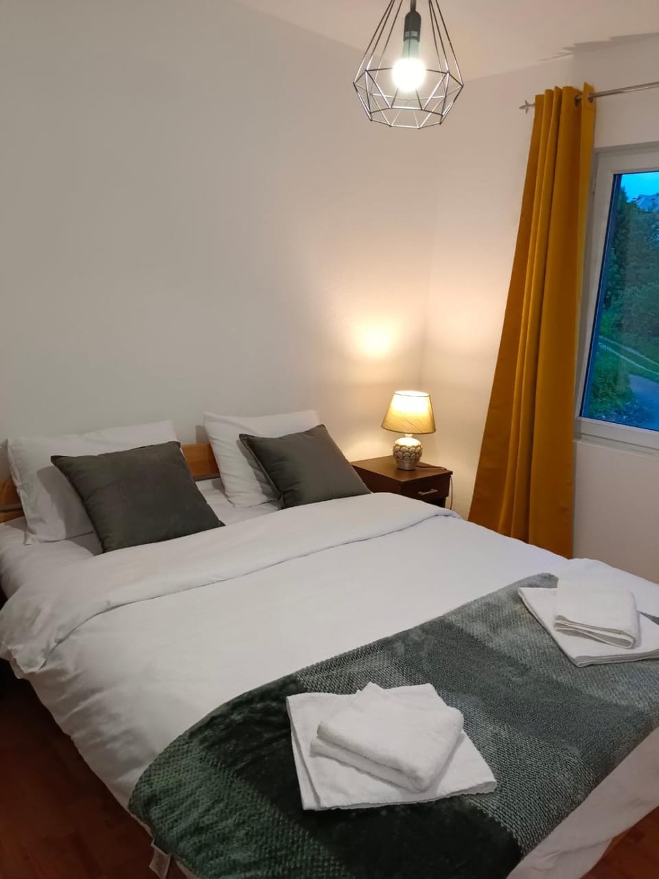 Bed, Photo of the whole room, Bedroom, towels