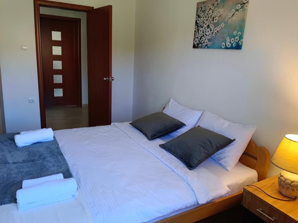 Bed, Photo of the whole room, Bedroom, towels