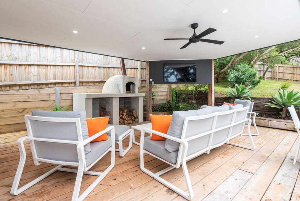 Patio, TV and multimedia, Seating area, oven