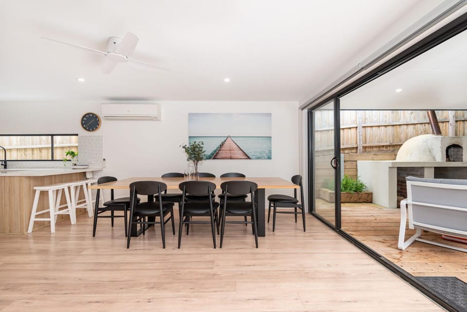Seating area, Dining area, air conditioner