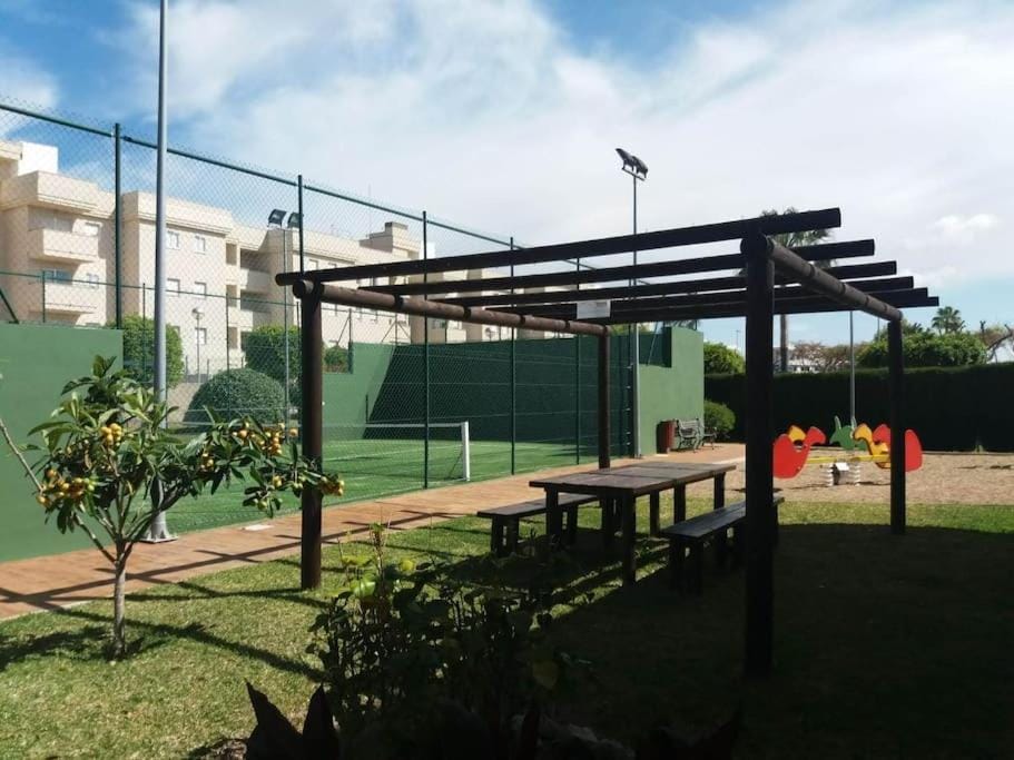 Garden, Tennis court