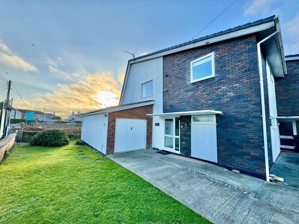 Beach Retreat-3 Bed-Pet friendly-Central location House in Trearddur Bay